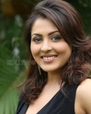 Sexy Madhu Shalini Photos 32