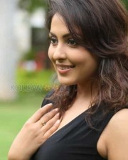 Sexy Madhu Shalini Photos 37