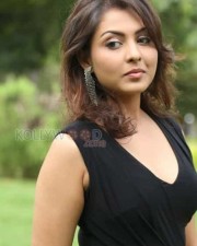 Sexy Madhu Shalini Photos 42