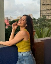 Sexy Jannat Zubair Rahmani in a Sleeveless Tank Top and Denim Pant Pictures 01