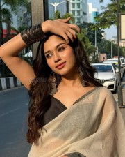 Sexy Jannat Zubair in an Off White Cotton Saree with Sleeveless Black Blouse Photos 01