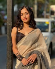 Sexy Jannat Zubair in an Off White Cotton Saree with Sleeveless Black Blouse Photos 02