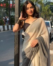 Sexy Jannat Zubair in an Off White Cotton Saree with Sleeveless Black Blouse Photos 03