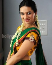 Isha Chawla Sexy In Saree Photo 01