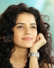 Nerungi Vaa Muthamidathe Movie Heroine Piaa Bajpai Stills 03