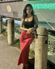 Attractive Anushka Sen in a Black Sleeveless Crop Top and Maroon Full Length Skirt Photos 03