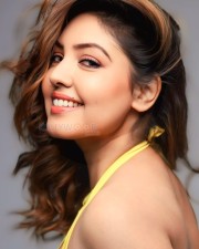 Beautiful and Gorgeous Actress Komal Jha Photoshoot Pictures 17