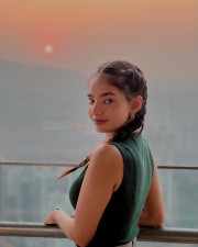 Beauty Queen Anushka Sen in a Green Sleeveless Top with Ponytail Photos 05