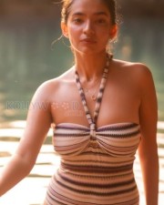 Bold and Hot Anushka Sen in a Stylish Swimsuit Pictures 02