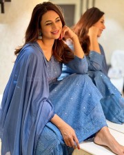 Gorgeous Divyanka Tripathi in a Sequinned Blue Kurti Pictures 01