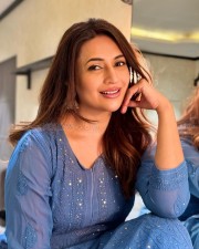 Gorgeous Divyanka Tripathi in a Sequinned Blue Kurti Pictures 03