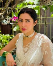 Gorgeous Mahira Khan in a Sheer White Saree Picture 01