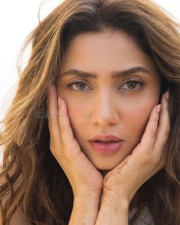 Pakistani Beauty Mahira Khan Closeup Picture 01