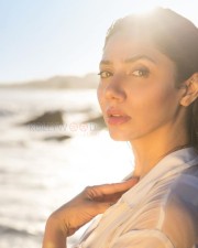 Sexy Mahira Khan Wet White Shirt Look Pictures 01