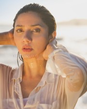 Sexy Mahira Khan Wet White Shirt Look Pictures 03