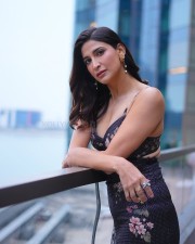 Sexy Aahana Kumra in a Black Sleeveless Dress with a Sweetheart Neckline Photos 02
