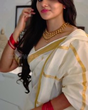 Sexy Mirnaa Menon in a White Kerala Saree Pictures 04