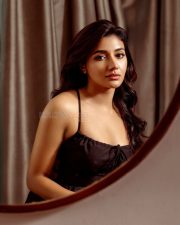 Sexy Stylish Beauty Mirnaa Menon in a Black Ruched Sleeveless Dress Photos 08