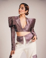 Sexy Jonita Gandhi in a Brocade Cropped Blazer with Relaxed Fit Flared Pants Photos 03