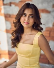 Beautiful Tejasswi Prakash in a Yellow Sleeveless Dress at Bollywood Hungama OTT India Fest Photos 02