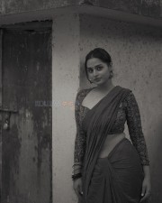 Stunning Ayesha Khan Black and White Photos 01