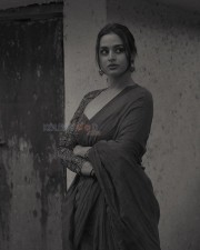 Stunning Ayesha Khan Black and White Photos 02