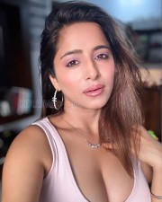 Kuch Toh Zaroor Hai Actress Kate Sharma Cleavage in a Sleeveless Crop Top Pictures 02