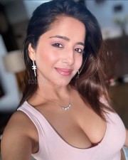 Kuch Toh Zaroor Hai Actress Kate Sharma Cleavage in a Sleeveless Crop Top Pictures 03