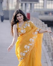 Glam Pragya Nagra in a Printed Yellow Saree with a Sleeveless Blouse Pictures 03