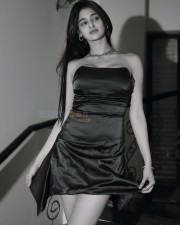 Sexy Prakriti Pavani in a Black Solid Ruched Satin Tube Short Dress Photos 01