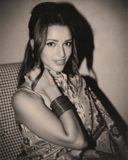 Sexy Tripti Dimri in a Retro Floral Teal Saree Photos 02