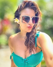 Erotic Beauty Shama Sikander Bikini Selfie Photos 02