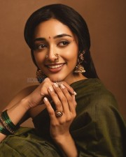 Gorgeous Preity Mukhundhan in a Dark Green Saree with an One Shoulder Blouse Photos 08