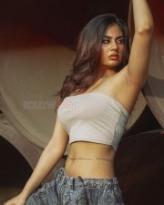 Erotic Srushti Bannatti in a Tube Top Pictures 02