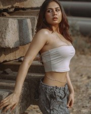 Erotic Srushti Bannatti in a Tube Top Pictures 04