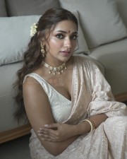 Gorgeous Jiya Shankar in a Traditional White Saree with Sleeveless Blouse Photoshoot Pictures 08