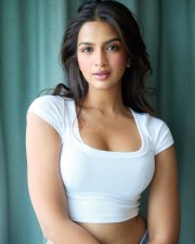 Sexy Shruti Chauhan in a White Crop Top with a Denim Pant Photos 06